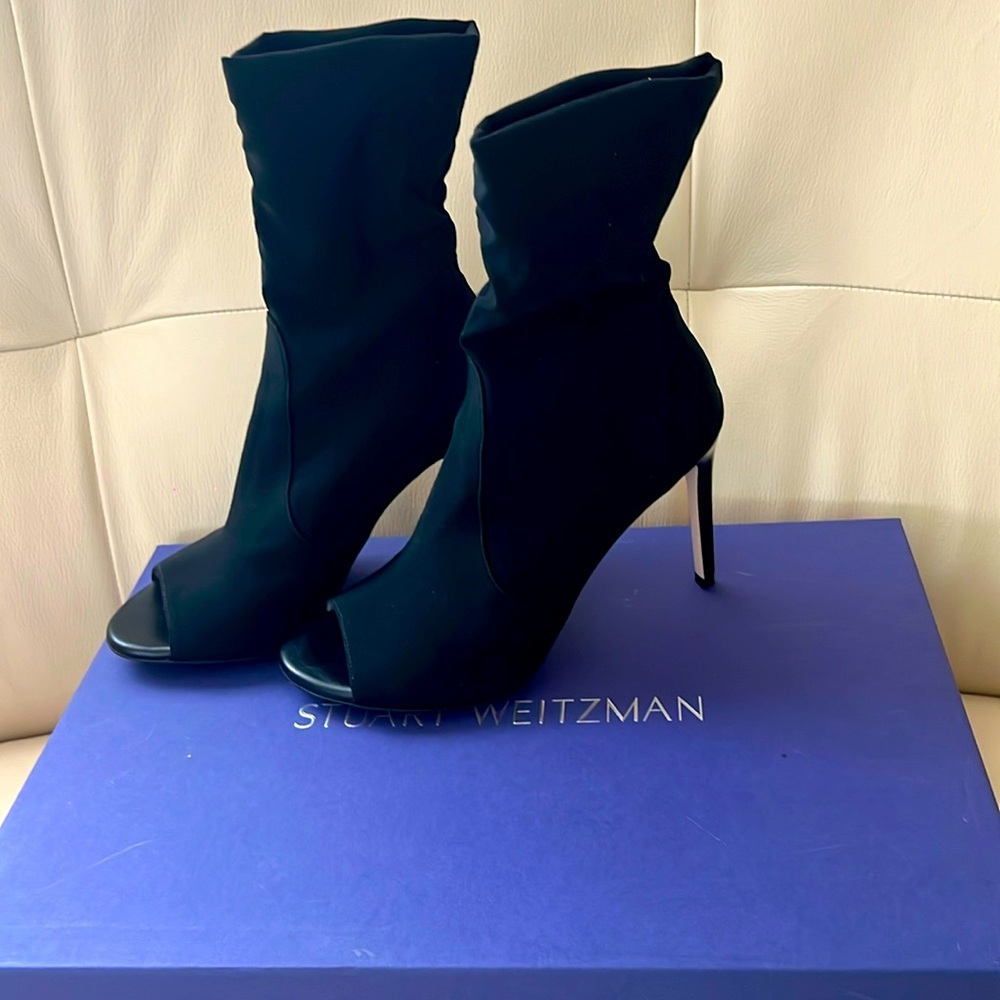 A stunning pair of Stuart Weitzman size 7 shoes, only worn once.